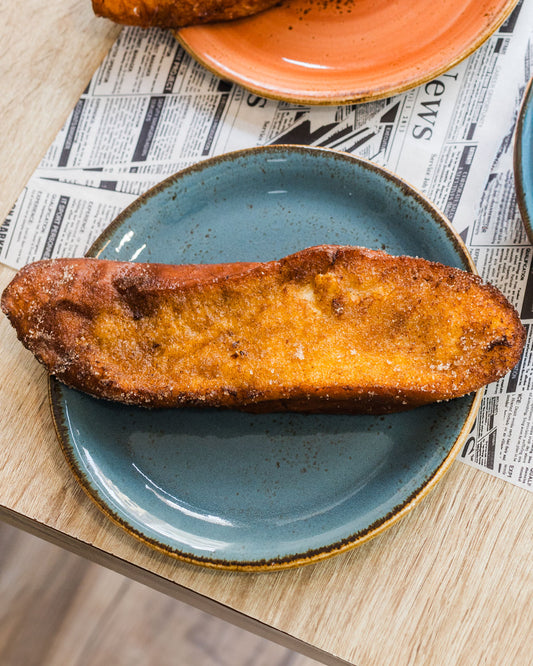 Torrija de leche con azúcar y canela