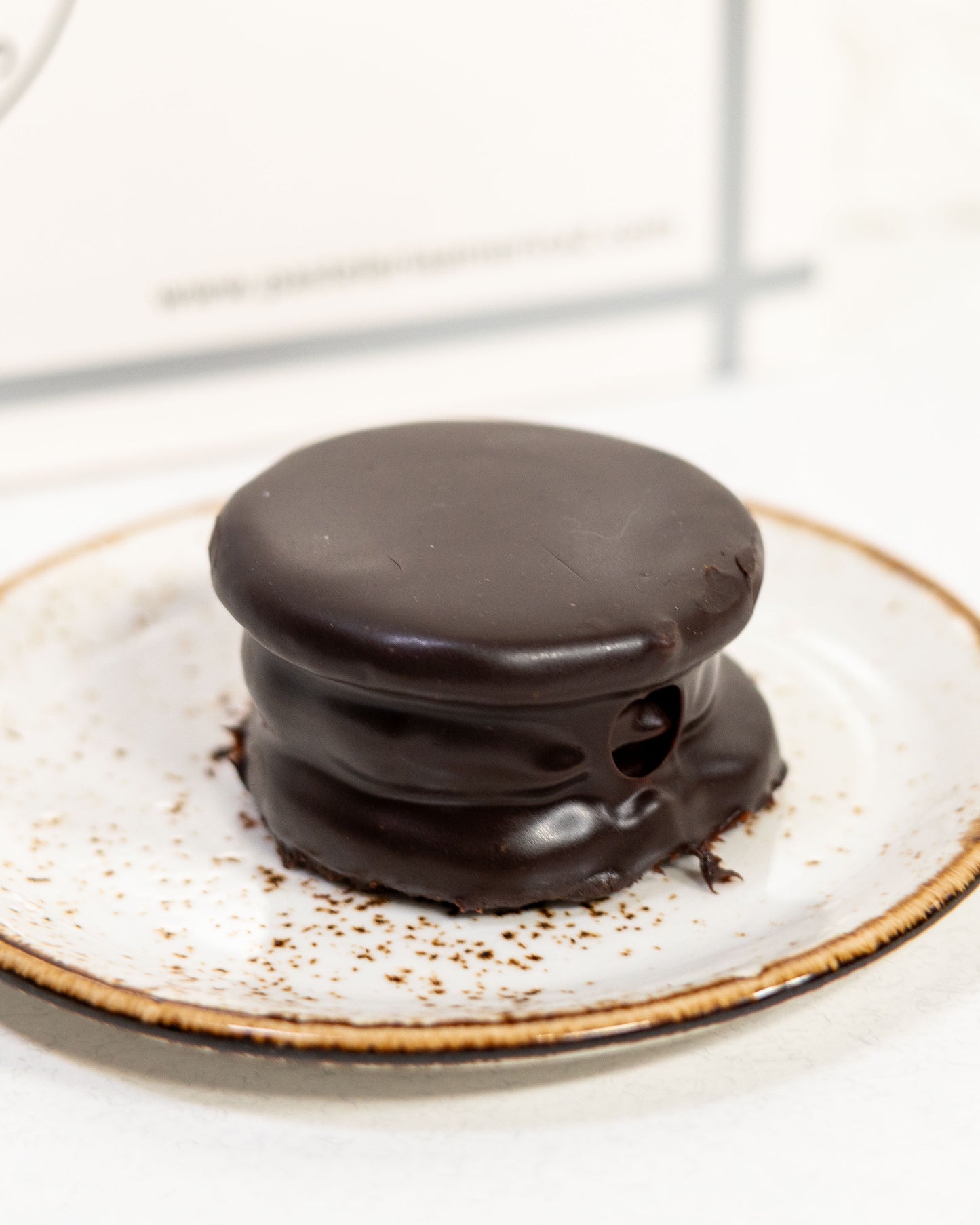 Alfajor marplatense de dulce de leche y chocolate negro